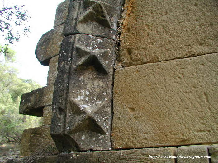 GUARDAPOLVO  DECORADO CON CABEZAS DE CLAVOS